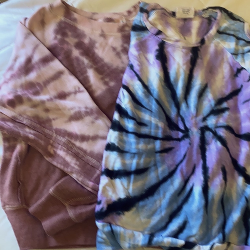 Two shirts (2) - Vintage Havana sweatshirt & Flowers By Zoe size L.